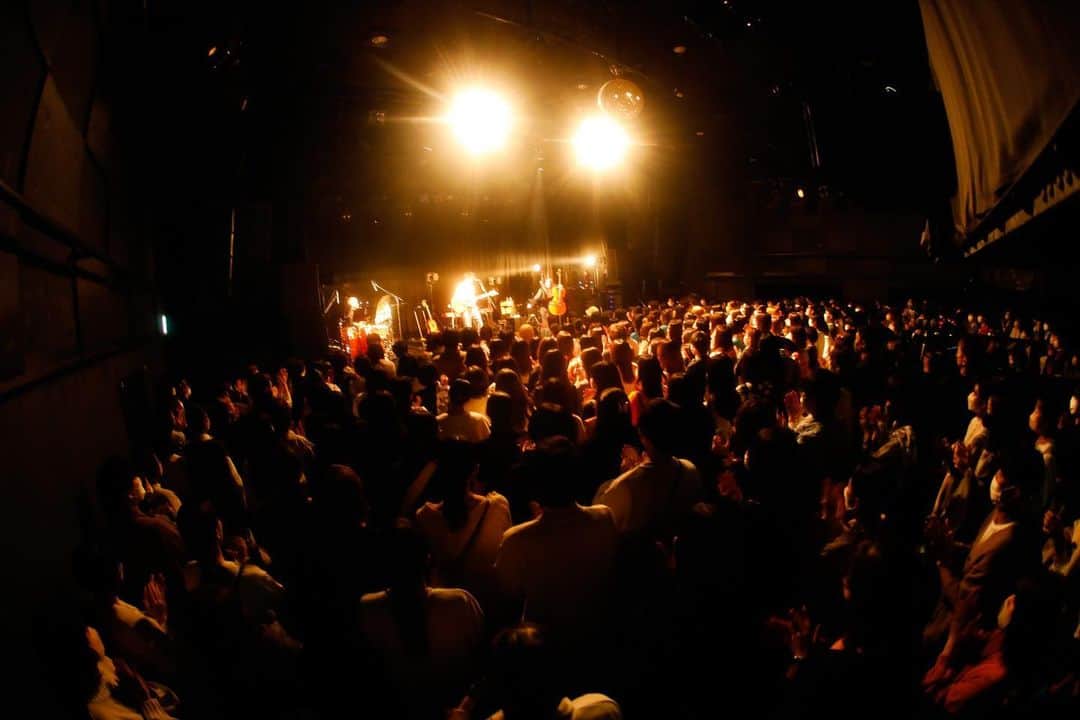 のインスタグラム：「11/5 渋谷WWW X 水槽tour day1  thank you TOKYO‼︎ ⚡️  ———————————— 海の目 朝が来る 彼方 おぼせ 青 面影 アスヒ 愛のまま 波に木 ライクユー NAVY て 線に沿って 暮らし 水際  en) ラブソング リジー ———————————— key 村田昭 @murata_akira  percuss 田辺晋一 cello 林田順平 @jp_hayashida   cameraman 木村篤史　@atsushikimura_」