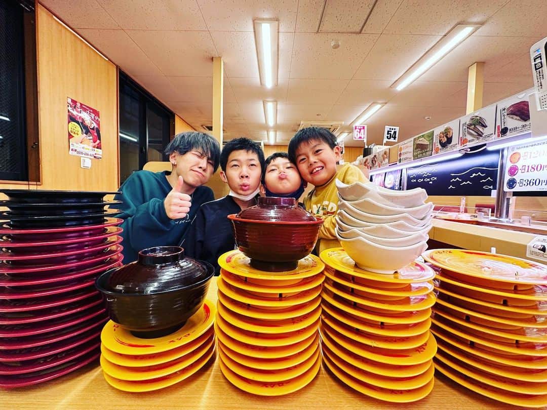 のインスタグラム：「【食べ盛り兄弟】 ダイエット中のいっくんと、小中学生の3人でこの量って・・・ ⁡ ３.４年後はお皿置けなくなるかもー🥶💦 ⁡ #brother4 #YouTuber #食べ盛り #兄弟あるある #スシロー」
