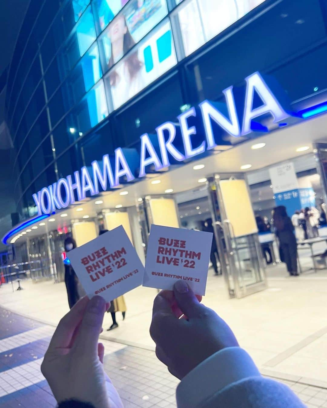 小越しほみさんのインスタグラム写真 - (小越しほみInstagram)「BUZZ RHYTHM LIVE 22 SHEIN 1日目参戦してきた❤️‍🔥  私はWurtS推しで行ったんだけど 想像以上に歌や演奏のクオリティ高くて ステージ演出も好みだったし LIVE観てもっと好きになった🥹  あのけだるい歌声で歌う 甘い歌詞のブルーベリーハニー 脳みそ溶けそうだった🧠  あとサマータイムレンダのOPで好きになって 無限リピートしてたマカロニえんぴつの星に泳ぐ聴けて 個人的に大満足でした🫶🏻  海の中みたいな青のライティング イメージ通りで嬉しかった🫧  他のアーティストさんは今までほぼ聴いたことなかったけど 皆さんとても素敵なステージだったので 改めて聴いてみよ😌💓  新規開拓になるしやっぱりフェスはいいねぇ✨  オーラルもでるし2日目も行きたかったなぁ💭  SHEINのライブT間に合わなかったから 手持ちのSHEINの服で全身コーデしてったよ🐈‍⬛  . . . . . . . . . .  ︎︎︎︎☑︎all item… @shein_japan  15-20%off coupon【BUZZ22】(11/30迄)  #SHEIN #sheinコーデ #beSHEINmodels #buzzrhythm22 #shein購入品 #live #ライブ #ライブコーデ #ライブ参戦 #フェスコーデ #フェス #フェスファッション #wurts #ワーツ #マカロニえんぴつ  #横浜アリーナ #横アリ #ootd #冬コーデ #冬服コーデ #冬服 #プチプラコーデ #ブラックコーデ #バズリズム #バズリズムライブ」11月6日 18時29分 - shihomi1129