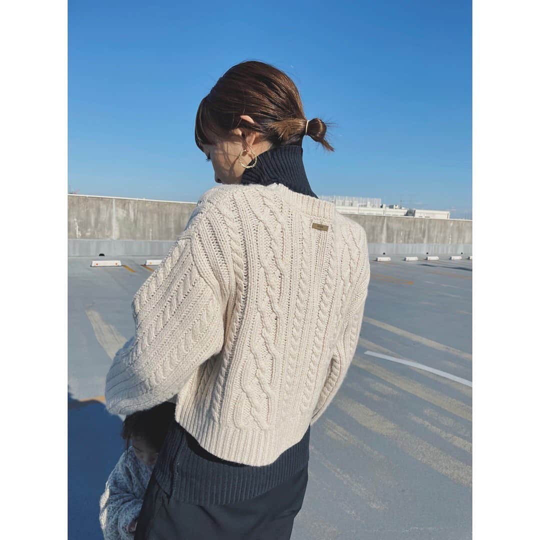 野尻美穂のインスタグラム：「背中の見え方って冬服になると余計に大事。 猫背嫌だから意識しよ。髪の毛も😇 お揃いじゃないけど、お互い背中のタグがお揃いになってる🥰（見えてないけどw  ビックカメラでパウパトロールの小さいやつを根こそぎ買い 「お買い物好き🥹❤️‍🔥」とすでに 母の影響でております😂  #ooju_official  #このニットは今週発売 #背中痩せ」