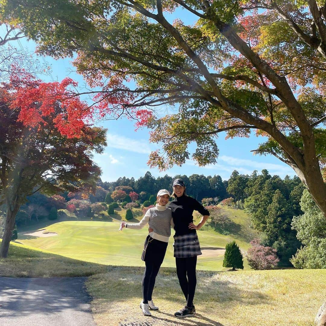 狩野舞子さんのインスタグラム写真 - (狩野舞子Instagram)「・ 紅葉見にいこうよう🍁 へ？なにか？  もっちーさんとのゴルフはいつでも楽しくて 終わって欲しくない😂  紅葉と私たち🍁も好きだけど 紅葉と酸辣湯麺🍜がお気に入りです笑 いや紅葉と酸辣湯麺を撮るもっちーさん👱🏻‍♀️がお気に入り笑 ・ #golf #ゴルフ #ゴルフ日和 #紅葉 #🍁 #望月理恵 さん #もっちー さん #酸辣湯麺 さん #noppomaikogolf」11月6日 18時24分 - kanochan715