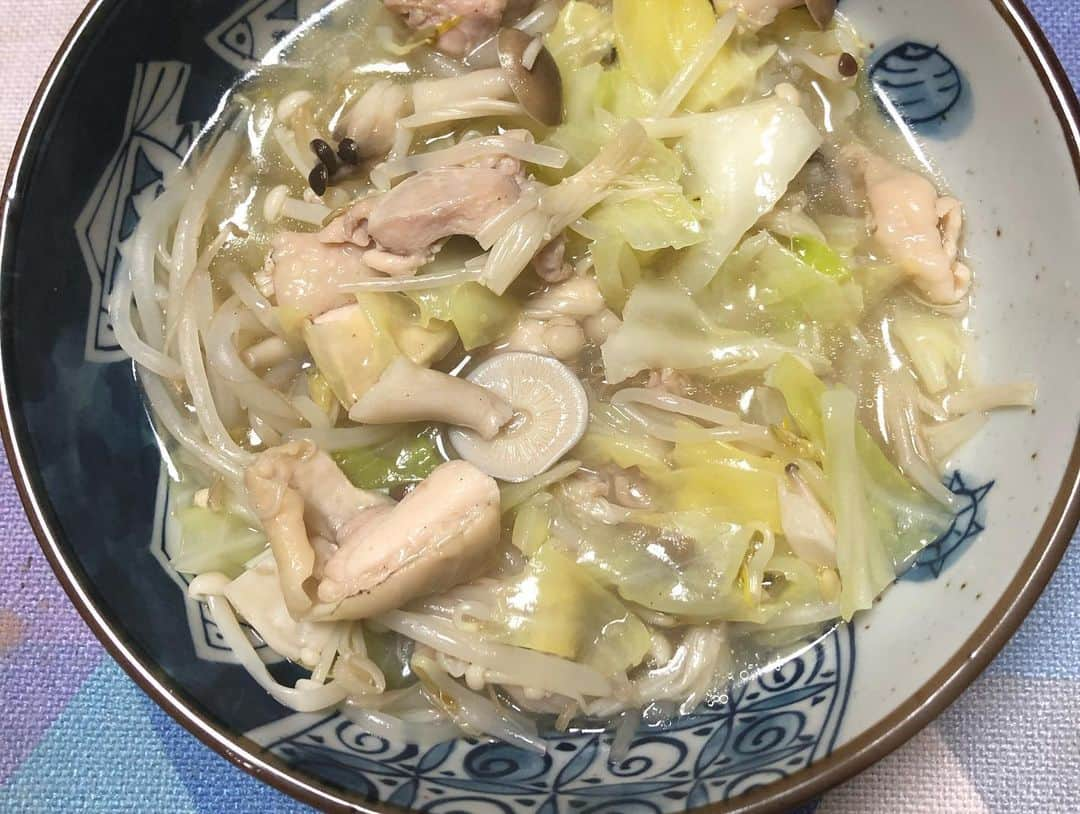 セイン・カミュさんのインスタグラム写真 - (セイン・カミュInstagram)「Tonight’s dinner is Nabe (Salty chicken and sesame oil) 🐔  Yummy🤤  #thanecamus #daddyscooking #nabe #chicken #yummy #healthyfood #staywarm #bonapetit」11月6日 18時27分 - thanecamus