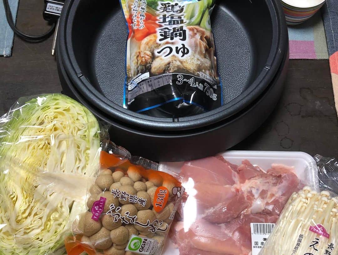 のインスタグラム：「Tonight’s dinner is Nabe (Salty chicken and sesame oil) 🐔  Yummy🤤  #thanecamus #daddyscooking #nabe #chicken #yummy #healthyfood #staywarm #bonapetit」
