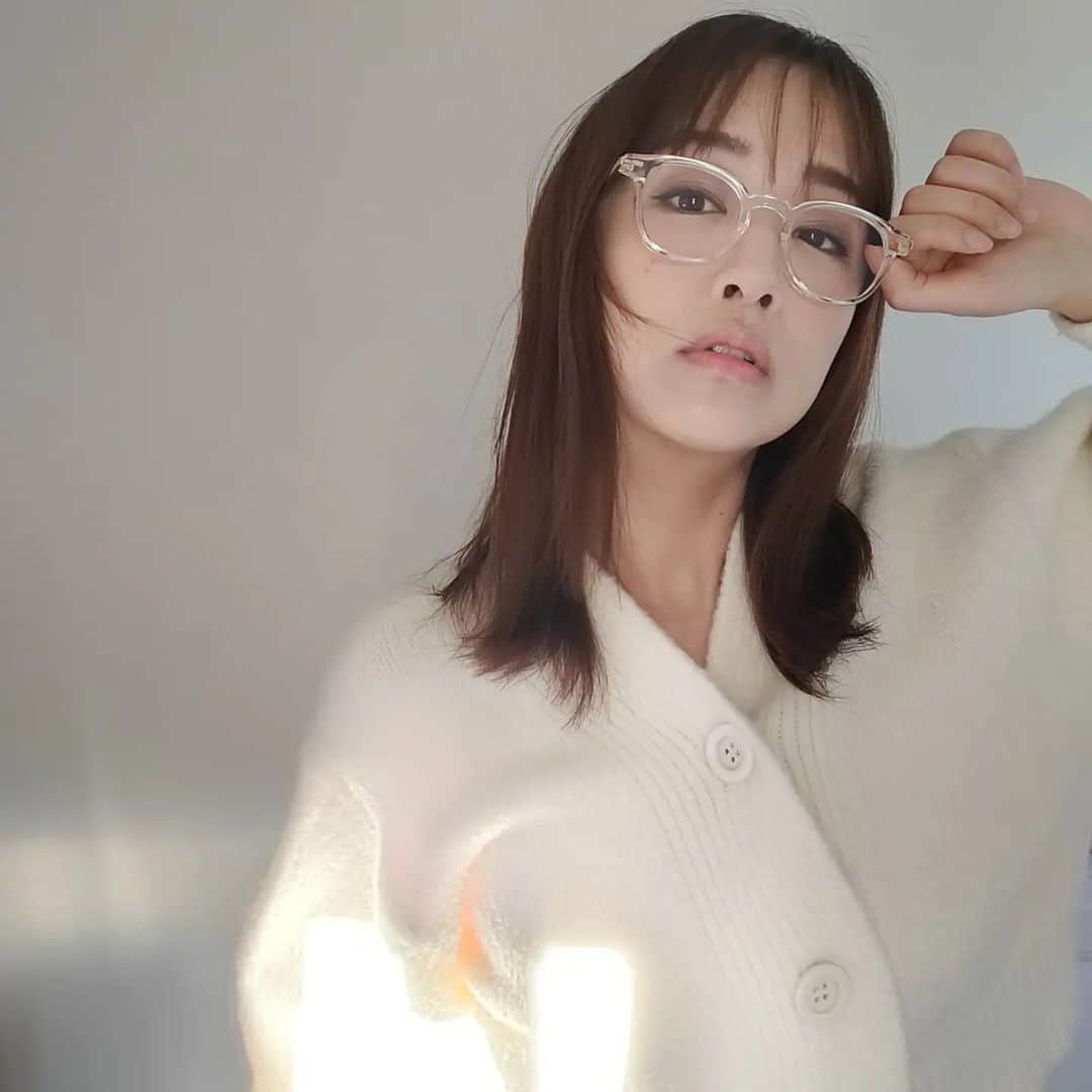 工藤里紗のインスタグラム：「Part2だよ🤍❄️🤍❄️ #めがね👓」