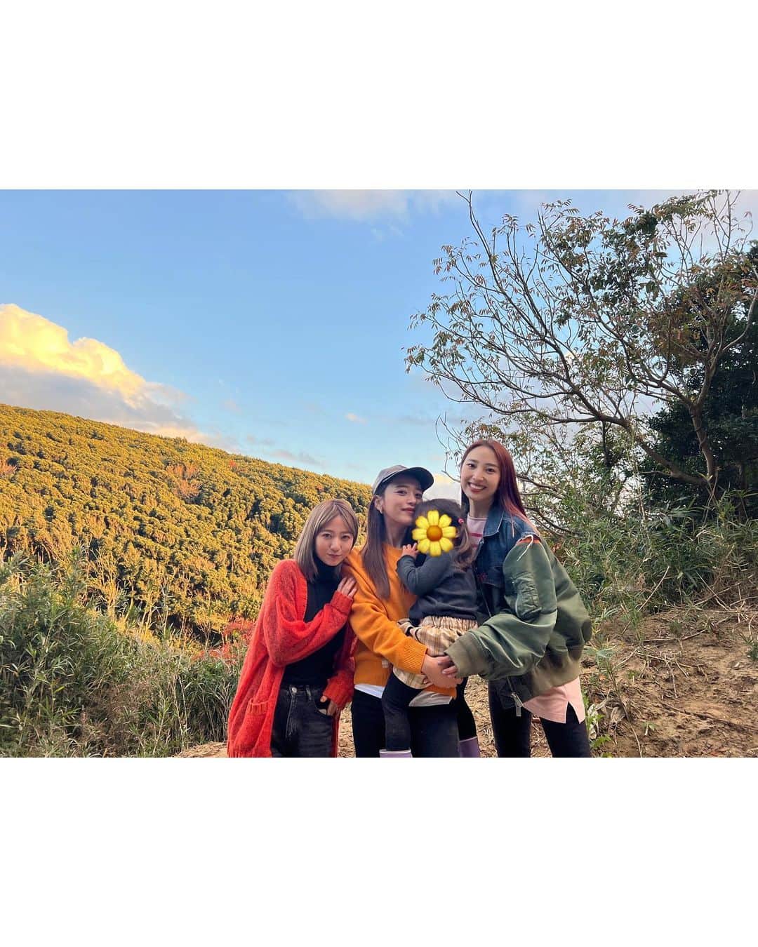 近藤千尋のインスタグラム：「週末は子供達と仲良し親子みんなで 友達の山へ遊びに！！⛰💕 自然が最高で、空気も気持ちよくて… お芋掘り体験(笑)したり、お外でご飯食べたり うどん作りしたり！  子供達にとっても素敵な経験になりました🥺  ひーぼぉくんはお仕事だったから おんぶで山道初めて登ったよ。笑❤️ 日に日に逞しくなる自分🙋🏻‍♀️笑  親友よいつもありがとう〜❣️🥰  育児大変な時もたくさんあるけど 一緒に頑張ってる友達に助けられまくり🥺  道間違えまくったけど、助手席の ちあきちゃんのおかげで着きました。笑  オレンジのニットは🧡　@uniqlo_jp  山のブーツは👢　@aiglejapan 黒のセットアップは　@h_beautyandyouth」