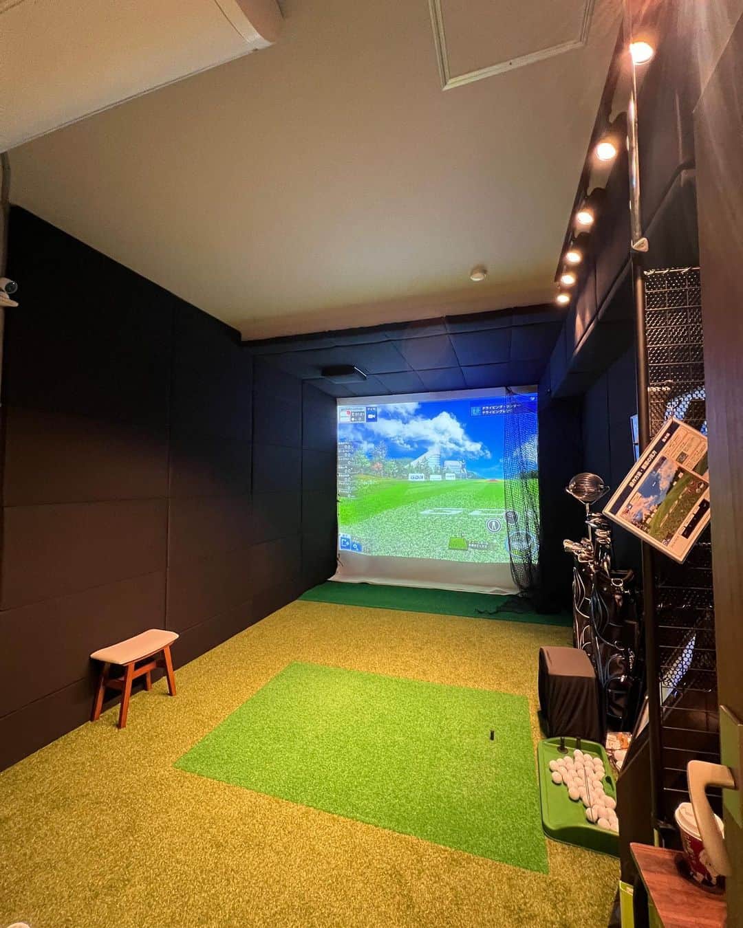 高沢奈苗さんのインスタグラム写真 - (高沢奈苗Instagram)「. お友達と渋谷でシミュレーションゴルフ🏌️‍♀️💛  渋谷にある @mujingolfcosoren   ゆかちんまるとゆうちゃんと🫶  モニターがあってYouTubeを観ながら練習できるという事で『ゴルフななちゃんねる』でゆかちんに出てもらった時のを流しながら📺✨  途中の広告でまさかのJAWSウェッジのCMが流れて自分が出てきた😆💡  『おっおっおー？！』って言った後にモニターからも『おっおっおー！？』って聞こえてきて面白い🤣  .  ここは10月にオープンしたばかりで、デイ会員なら1万円と渋谷という立地なのにお手頃価格！ 今なら入会金無料キャンペーンもやってるそうです💡  コソ練したい方はぜひチェック👌  .  .  #渋谷 #宮益坂 #表参道 #サブスク #ゴルフ #打ちっ放し #インドアゴルフ #シミュレーションゴルフ #ゴルフゾン #ゴルフスイング #スイング動画 #ゴルフレッスン #ゴルフ練習 #ゴルフ女子 #ゴルフ男子 #ゴルフ大好き #インスタゴルフ #ラウンドデビュー #100切り #ゴルフ好きと繋がりたい #レッスンプロ」11月6日 19時23分 - nanaetakasawa