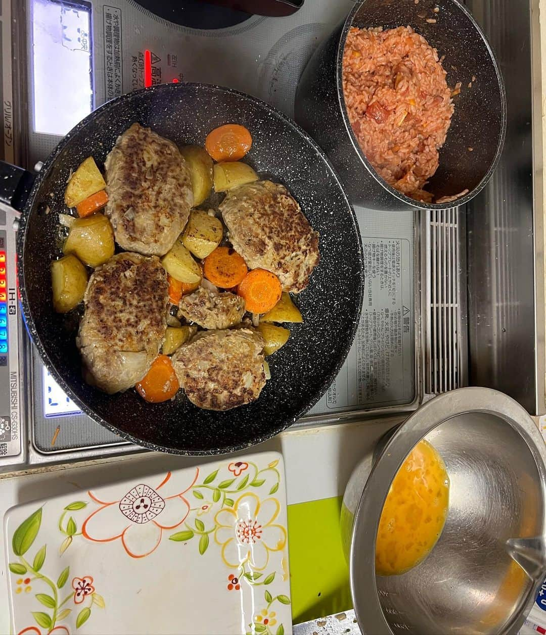 愛場れいらさんのインスタグラム写真 - (愛場れいらInstagram)「最近の自炊した料理🍳🍽💓🙃 料理好き〜飲むのも食べるのも好き〜🥚🧅  父親と2人ご飯だよ🍚 あとは作り置きもする  ❤︎デミグラスハンバーグ ❤︎オムレツ ❤︎トマトライス ❤︎ポテサラ ❤︎カレー  ★やみつき半熟卵 ★えのきのピリ辛 ★キムチもやしナムル ★角煮風の煮物 ★大根梅スープ  #自炊　#おうちご飯　#クッキング」11月6日 19時37分 - aibareira2