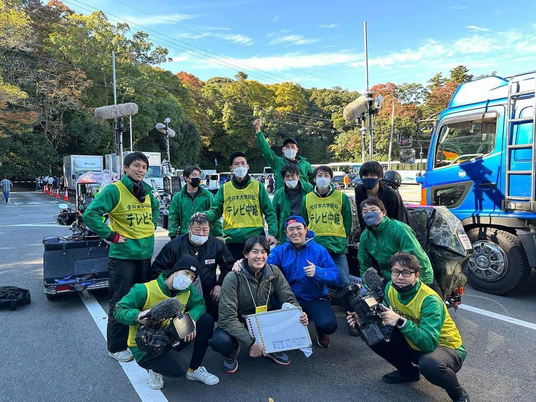 草薙和輝さんのインスタグラム写真 - (草薙和輝Instagram)「． 全日本大学駅伝の中継を終え、 名古屋から帰る新幹線です！  新人の頃から関わってきた駅伝中継🏃  バイクリポートの担当は2018年以来でした！  やっぱり学生スポーツっていいなあ・・・。  輝いてた学生に負けないように また明日から頑張らないと💪  そんな気持ちにさせてくれた 106.8キロの伊勢路でした！  今は気持ちの良い疲労感に包まれています！笑  中継後にバイクチームで📸  見事な三連覇、 駒澤大学の皆さんおめでとうございました！  #テレビ朝日 #スポーツ #全日本大学駅伝 #学生スポーツ #駅伝 #駒澤 #三連覇 #バイクリポート #実況 #寺川俊平 #寺川アナ #草薙和輝 #草薙アナ」11月6日 19時35分 - kazuki_kusanagi_ex