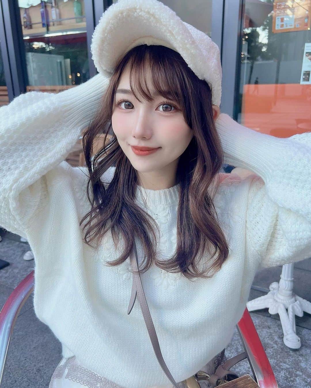 のインスタグラム：「⋆  真っ白コーデ🤍  DMでたくさん聞いていただいたんだけど、トップススカートともに @grl_official で購入したよ〜♡  ootd tops〻 @grl_official  skirt〻 @grl_official  hat〻 @zara  bag〻 @chloe  boots〻 @acym_official   #ootd #fashion #instafood #instagram  #hairstyle #outfit #code #instafashion  #ファッション #撮影 #ヘアスタイル #ヘア  #コーディネート #コーデ #今日の服  #grl #グレイル #プチプラ」