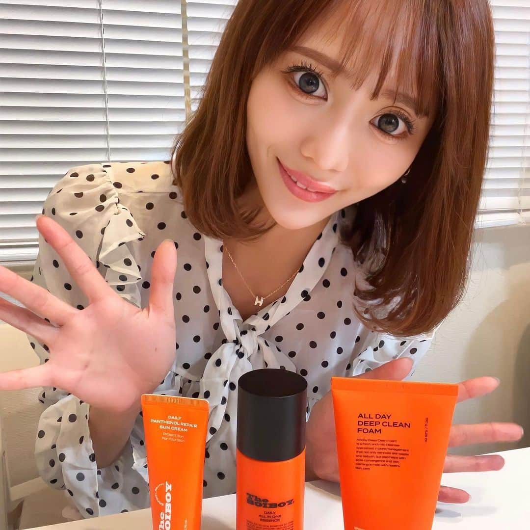 MOEさんのインスタグラム写真 - (MOEInstagram)「. 今回は韓国コスメの @theboiboy_jp を お試しさせて頂きました✨  ①オールデイディープクリーンフォーム  一度の洗顔で毛穴ディープクレンジングから アフターケアまでできる洗顔料！！ サリチル酸0.1%配合してる もっちり濃密なピーリングバブル🫧  使ってみた感じはすごく洗い上がりが さっぱりしていてスッキリ感がありました🤍 毛穴ケアにも効果的らしいのでこれから使うのが楽しみ♪  ②デイリーオールインワンエッセンス  油分はしっかりと引き締め、水分はしっかりと 満たしてくれるベタつかないサラッとした仕上がり🥰 水分・油分のバランスを調節して、 テカリや皮脂を抑えてくれるのでオススメ✌️  ベタつくのが苦手な方は凄く良いと思います！ テクスチャーはサラッとしてますが、 乾燥は気になりませんでした🙆‍♀️✨  ③デイリーパンテノールリペアサンクリーム  高濃度パンテノール5%配合の 鎮静シールド3重UVケア☀️  リーフセーフ処方&低刺激テスト済みの マイルドな日焼け止め🧚🏻‍♀️ 凄くさらっとしたテクスチャーで 日焼け止め特有の乾燥したり 白くなったりする感じがありませんでした🤩 乳液を塗るような感覚でつけれるので良かったです👏  3点とも混合肌の私にはすごく使いやすかったです🥰 それから何よりパッケージが可愛すぎる！！ オレンジで統一されていて気分も上がりました🧡 あまり韓国コスメを使った事ない私だけど、 とても良かったです🫶 気になる方は試してみてください😻  #ザボーイボーイ #TheBOIBOY#カンダニエル #キムヨンデ#韓国コスメ#韓国アイドル #毛穴引き締め#皮脂ケア#毛穴#毛穴ケア #防湿#クレンジング#角質ケア#角質#肌の悩み」11月6日 20時06分 - moe_pi630