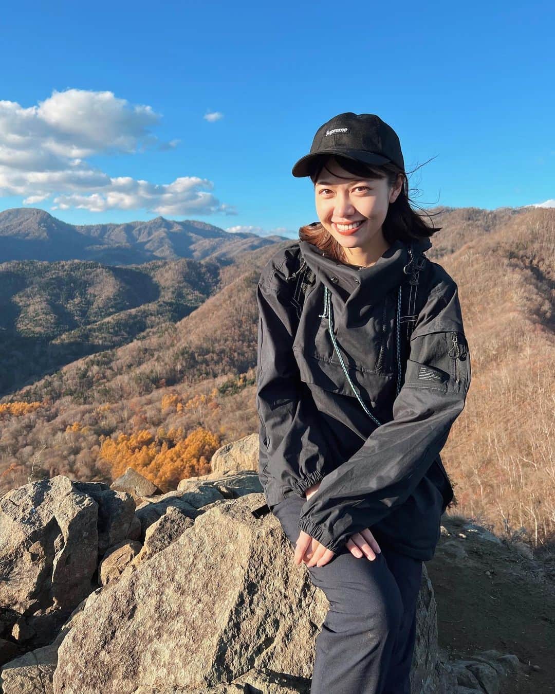 吉田晴香のインスタグラム：「今年3回目の八剣山⛰  毎回違う景色で四季を存分に満喫🍁🌳  #北海道#八剣山#定山渓#登山#登山女子 #登山コーデ#キーン#ユニクロ#オークリー #hokkaido#hokkaidolove」