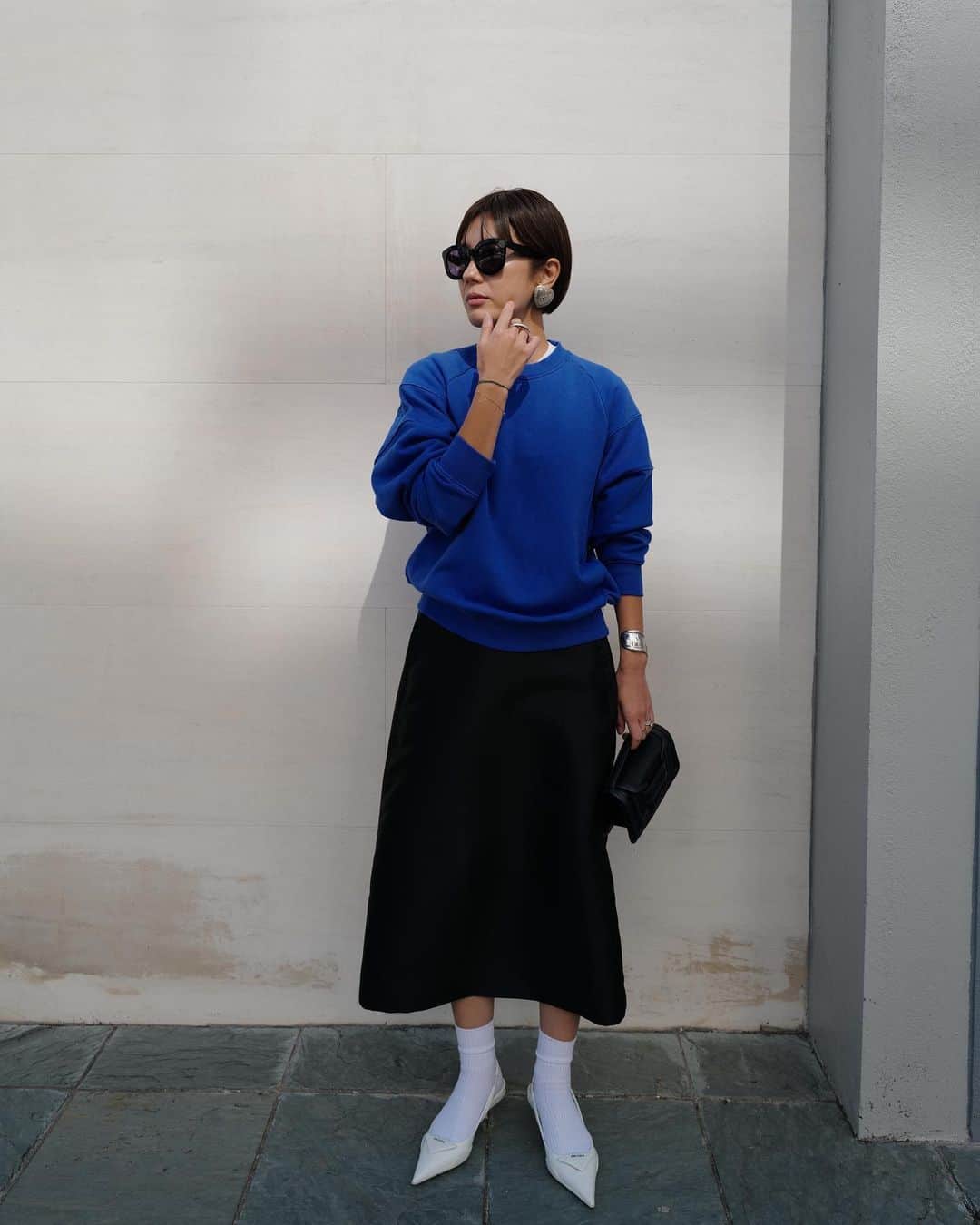 正中雅子のインスタグラム：「🫐💙  大好きスウェット、今年は大きすぎず小さすぎない絶妙なサイジング🫶  製品洗いをかけて、古着のような風合いを持たせながらも 切替を施しラフすぎないデザインに！  スカートにもパンツにも合う着丈にしたのでめちゃ着回しがきく！  そして、合わせたサテンツイルスカートも再入荷します！！  独特のハリ感がかっこよく高級感も演出してくれてあえてスウェット合わせも🙆‍♀️  新色も出るのでまたご紹介させてください！  11/8 tue 14:00 start-  #MACHATT #masaco服」