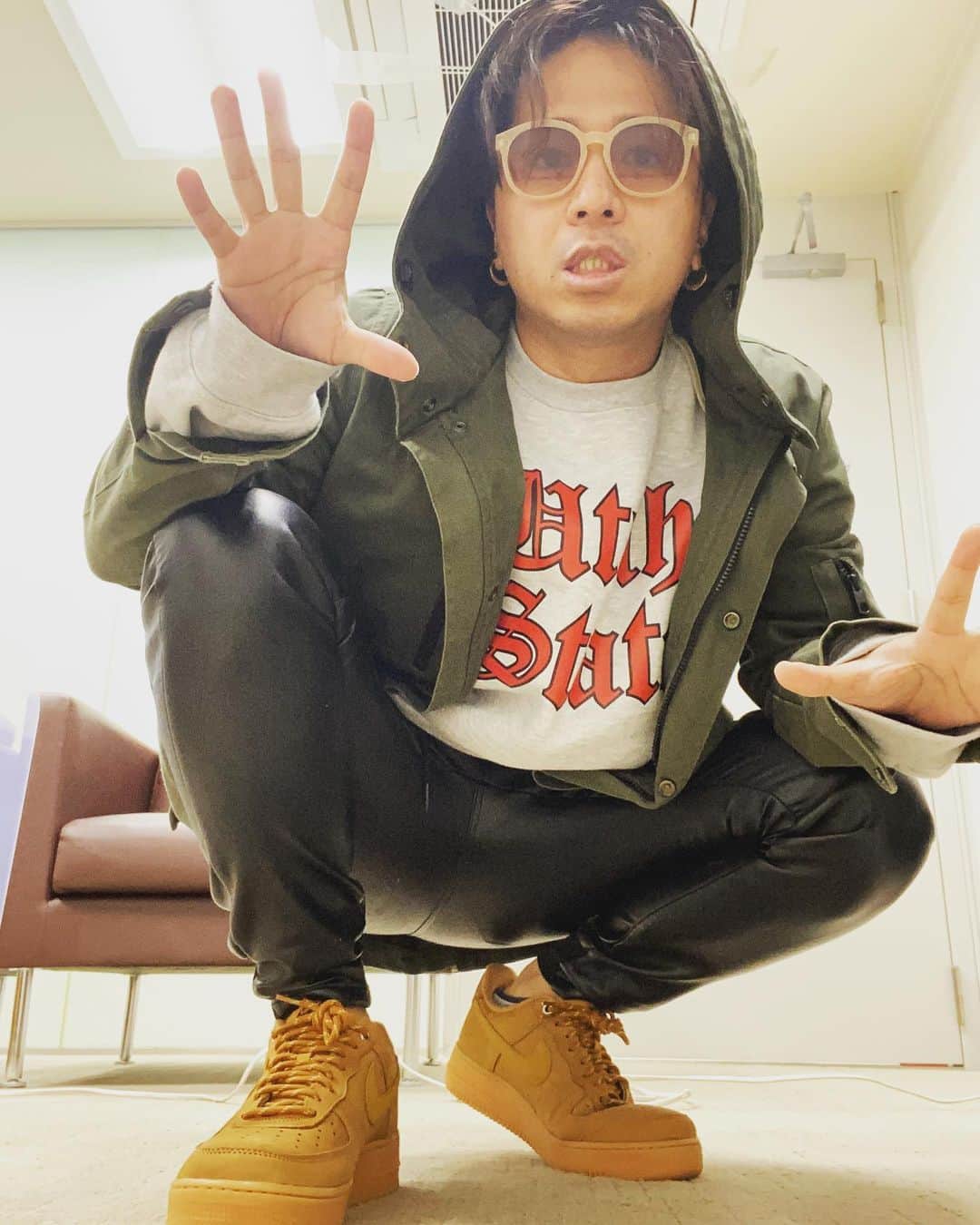 のインスタグラム：「。 。 。  最近しゃがんで撮るの楽な男👶  tops-ZARA sweatshirt-unrelaxing razorpants-tommorch shoes-NIKE sunglasses-GDC pierce-GDC  #山崎裕太  #ふぁっしょん  #zara  #裏地  #迷彩  #unrelaxing  #tommorch  #nike  #gdc」