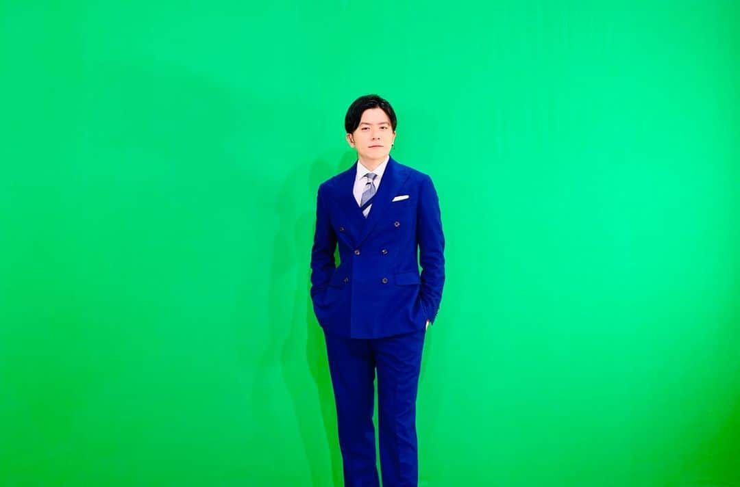 青木源太さんのインスタグラム写真 - (青木源太Instagram)「クロマキーに映える鮮やかなブルーのスーツでした。  クロマキーというのは合成映像のときに使います。ちなみに、緑クロマキーのときに、緑の服やネクタイは“抜け”ます。ガチャピンは要注意です。」11月6日 20時33分 - aoki.genta