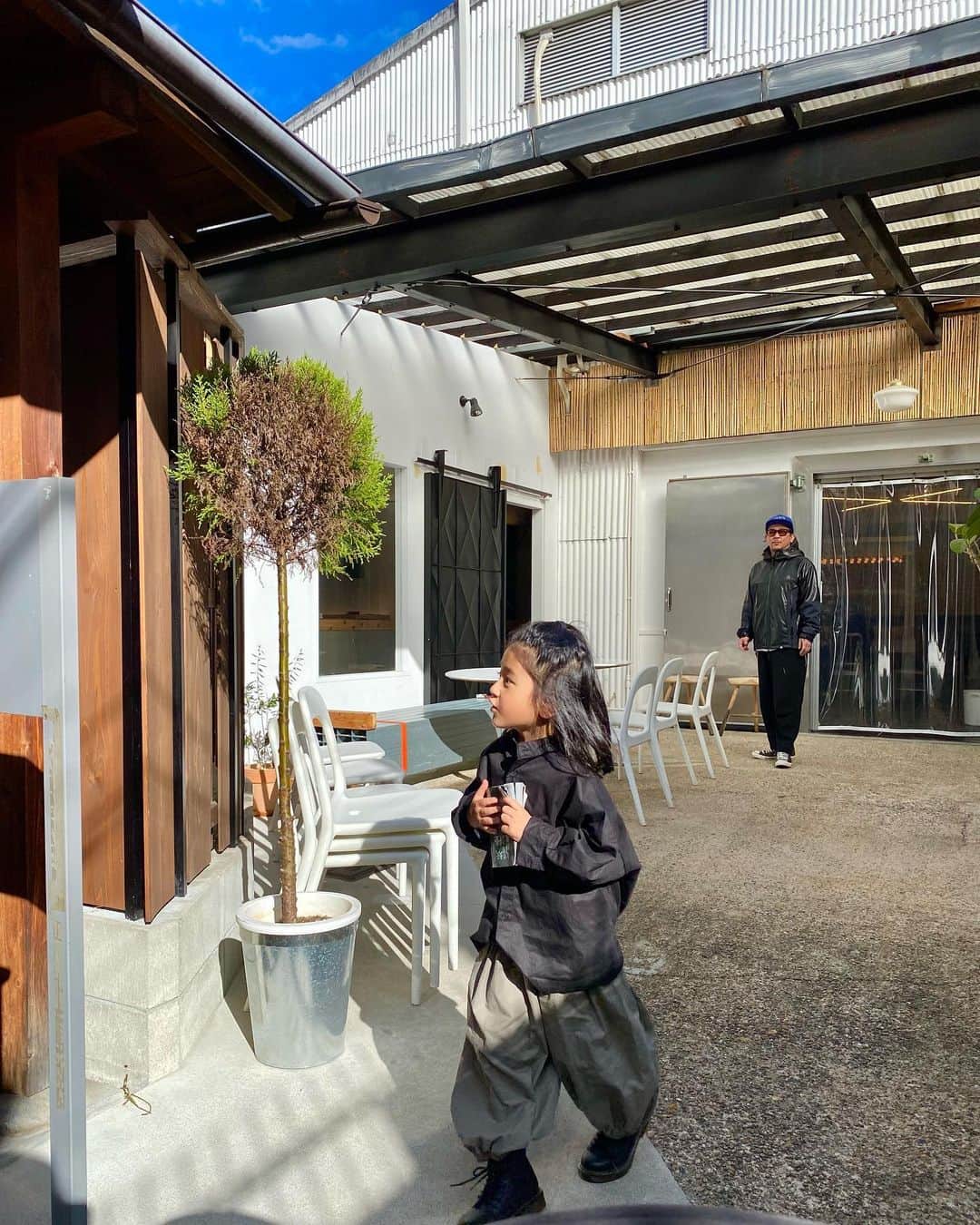 Saki さんのインスタグラム写真 - (Saki Instagram)「#世界倉庫　やっと初めて行けました🤍  素敵な空間〜🪵🪨  一階のカフェでコーヒー☕️デザート🍰もあるし、 ２階で　@buggylab  個展 13日までやってるんで是非行ってみてねー❤️  京都久々に行ったけど、 やっぱり好きだなぁ😌落ち着く  ちゃっかり、錦市場で湯葉と生麩を買って帰りました☺️ 漬け物屋さん混んでたから断念、、くぅ、、笑」11月6日 20時48分 - saki1011