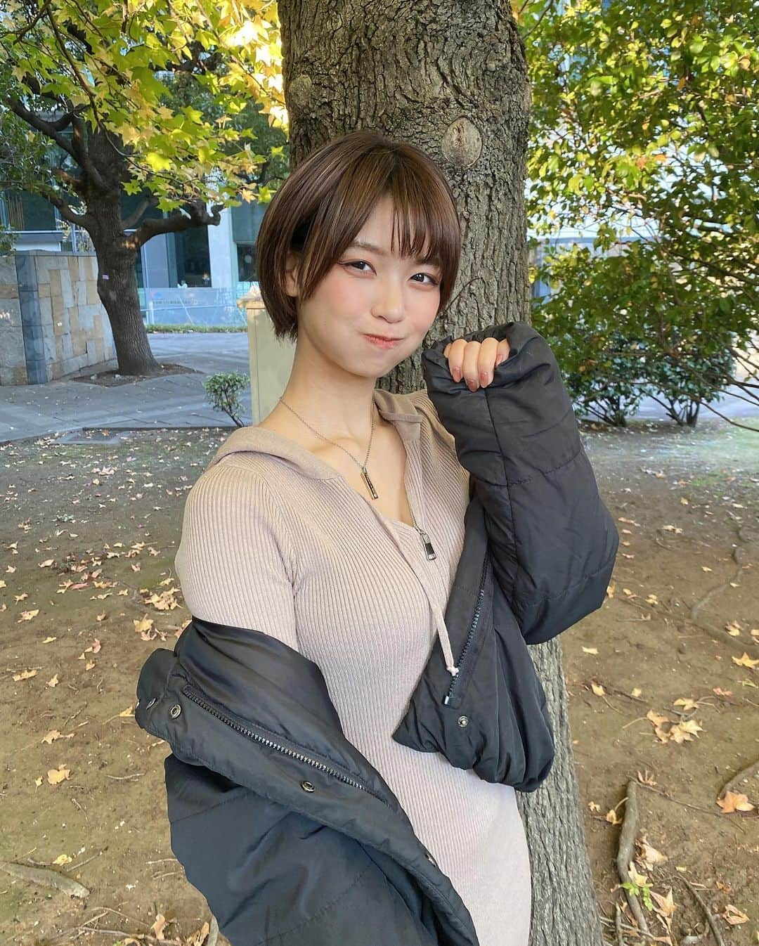 小坂田純奈さんのインスタグラム写真 - (小坂田純奈Instagram)「木陰からひょこ！  寒くなってきたね🫠🔥  #ショート女子 #撮影モデル #撮影会 #ショートヘア女子」11月6日 20時53分 - official_junata