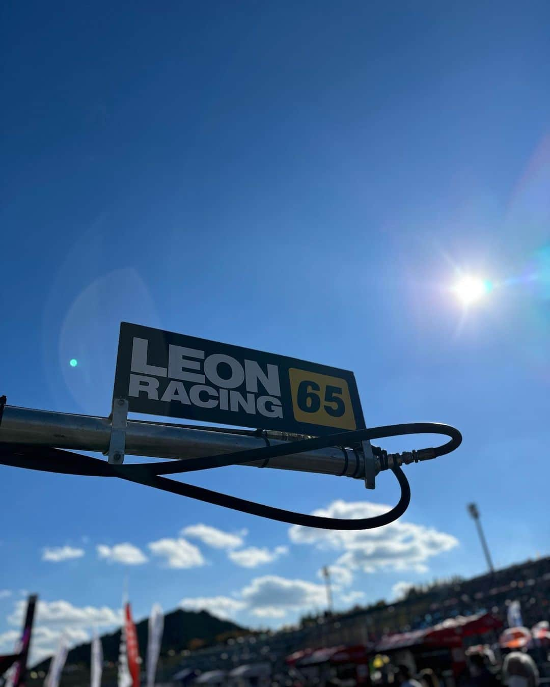 石原未梨のインスタグラム：「最終戦、LEON RACINGは 18位で終えました。  １年間応援してくださったみなさん 本当にありがとうございました🖤🖤🖤  #LEONRACING  #K2RDLEONRACING #LEONRACINGLADY #LEONPYRAMIDAMG #65 #SUPERGT」