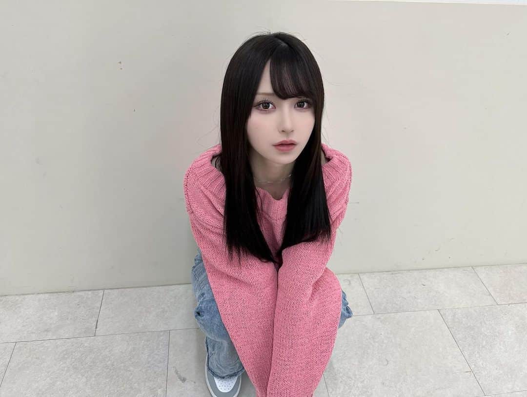 山本望叶のインスタグラム：「今日はピンクだたよ💓  #ootd #code #コーデ #秋服 #ニットコーデ #スニーカー #emoda #nike #airjordan1」