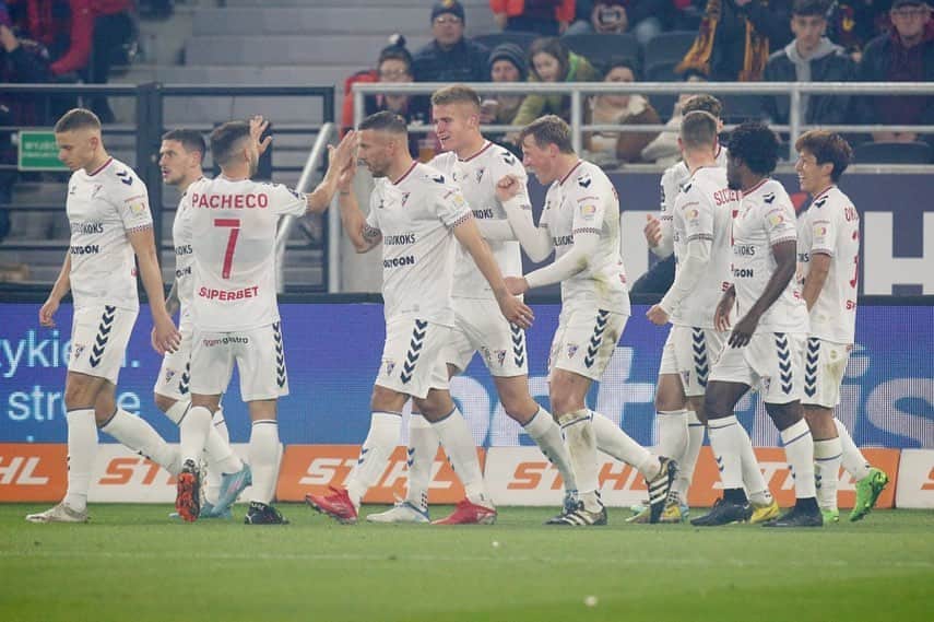 のインスタグラム：「Saturday afternoon. Lights on. 3 points. Away support. What else? @gornikzabrzesa」