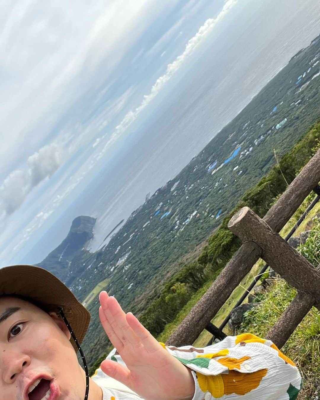 山上雄大さんのインスタグラム写真 - (山上雄大Instagram)「八丈島1人旅☝️ リュック１つで八丈島に1人旅してきました🎒 6泊7日予定でしたが２日巻いて4泊5日で😬  八丈島は気温も人も温かい😊 たくさんの島民の方といろんな所で仲良くなり 「ゆうだい飯行くか」って 色んなお店に連れてってくれたり 「ゆうだい乗りなよ」って 歩いてたら車で拾ってくれたり 「ゆうだい家泊まる？」って 宿なかった日は泊めてくれたり 「ゆうだいおいでよ」って お家や島民BBQに呼んでくれたり 「山上さん明日葉工場見にきますか？」って 明日葉工場見学をサシでしてくれたり 「好きな場所あるから！」って 綺麗な海や星スポット連れてってくれたり 沢山の方にお世話になりました🙇‍♂️ ほんとに素晴らしい旅になりました‼️  #八丈島  #伊豆諸島  #1人旅」11月6日 21時16分 - yamagamiyudaidesu