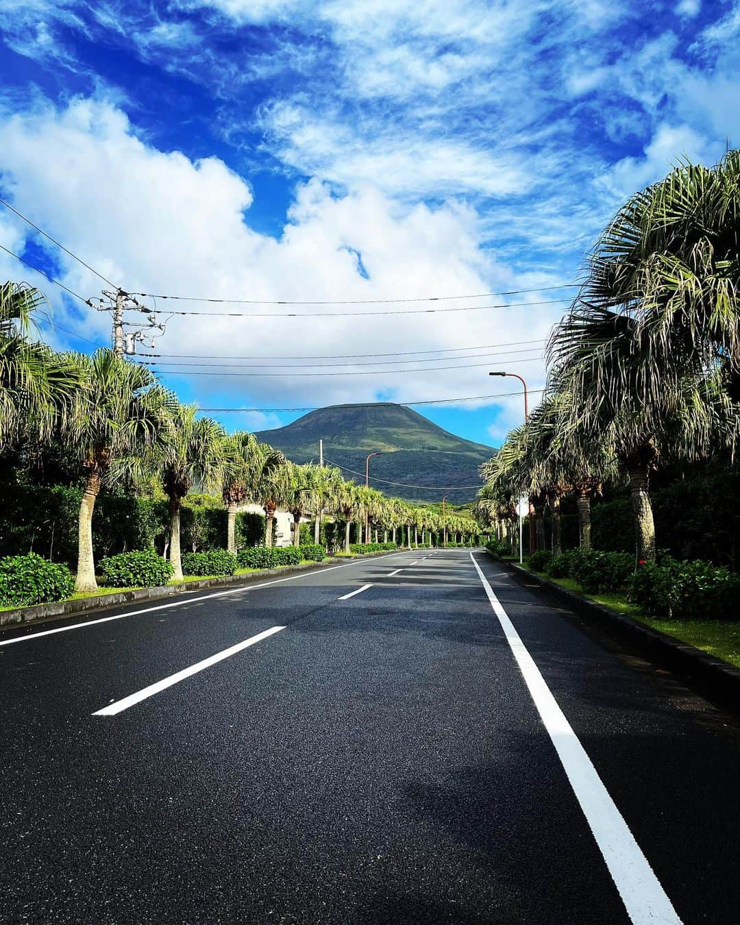 山上雄大さんのインスタグラム写真 - (山上雄大Instagram)「八丈島1人旅☝️ リュック１つで八丈島に1人旅してきました🎒 6泊7日予定でしたが２日巻いて4泊5日で😬  八丈島は気温も人も温かい😊 たくさんの島民の方といろんな所で仲良くなり 「ゆうだい飯行くか」って 色んなお店に連れてってくれたり 「ゆうだい乗りなよ」って 歩いてたら車で拾ってくれたり 「ゆうだい家泊まる？」って 宿なかった日は泊めてくれたり 「ゆうだいおいでよ」って お家や島民BBQに呼んでくれたり 「山上さん明日葉工場見にきますか？」って 明日葉工場見学をサシでしてくれたり 「好きな場所あるから！」って 綺麗な海や星スポット連れてってくれたり 沢山の方にお世話になりました🙇‍♂️ ほんとに素晴らしい旅になりました‼️  #八丈島  #伊豆諸島  #1人旅」11月6日 21時16分 - yamagamiyudaidesu