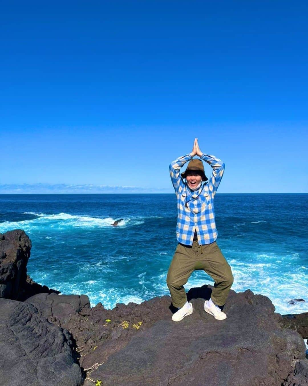 山上雄大のインスタグラム：「八丈島1人旅☝️ リュック１つで八丈島に1人旅してきました🎒 6泊7日予定でしたが２日巻いて4泊5日で😬  八丈島は気温も人も温かい😊 たくさんの島民の方といろんな所で仲良くなり 「ゆうだい飯行くか」って 色んなお店に連れてってくれたり 「ゆうだい乗りなよ」って 歩いてたら車で拾ってくれたり 「ゆうだい家泊まる？」って 宿なかった日は泊めてくれたり 「ゆうだいおいでよ」って お家や島民BBQに呼んでくれたり 「山上さん明日葉工場見にきますか？」って 明日葉工場見学をサシでしてくれたり 「好きな場所あるから！」って 綺麗な海や星スポット連れてってくれたり 沢山の方にお世話になりました🙇‍♂️ ほんとに素晴らしい旅になりました‼️  #八丈島  #伊豆諸島  #1人旅」