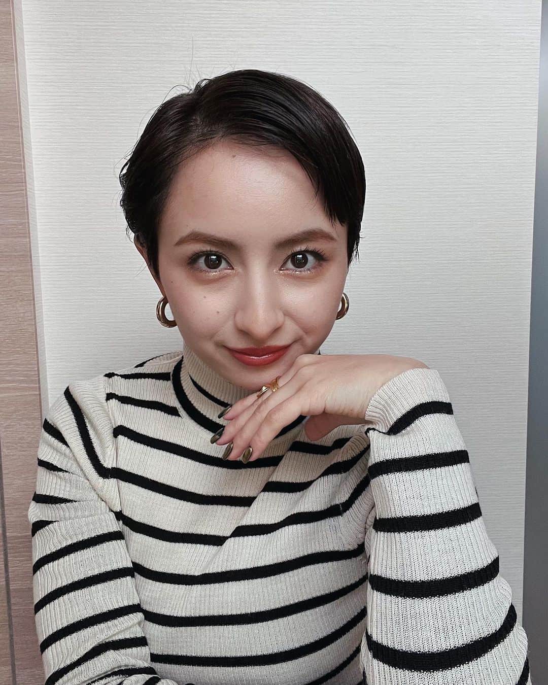 Julia Castroさんのインスタグラム写真 - (Julia CastroInstagram)「🙂😗😊😕🖤 . #selfie #photo #autumnmood  #fallstyle #fall #fallfashion  #makeup #lips #shorthair  #noelandjack #秋な気分 #ボーダー #秋カラー #色んな顔 #秋服 #秋色 #ショートヘアー」11月6日 21時17分 - julia.c.0209