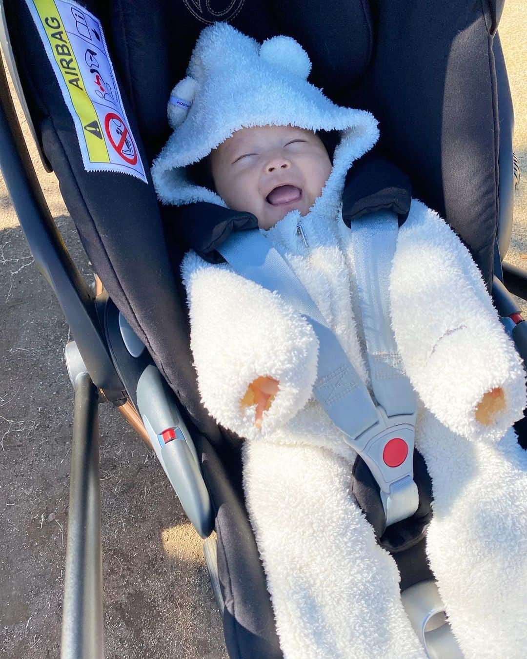 Mai Wakimizuのインスタグラム：「最近のわたち♡あっという間に3ヶ月になり、このまま一瞬で1歳を迎えることになるんじゃないかと急に寂しくなったり。笑 息子の成長記録を振り返って気付いた3ヶ月でのうつ伏せ練習。すっかり忘れてた！最後の写真は私のお気に入りの兄弟ショット＼(^o^)／息子の表情が妹愛感じる♡ #生後3ヶ月#0歳#女の子ベビー」