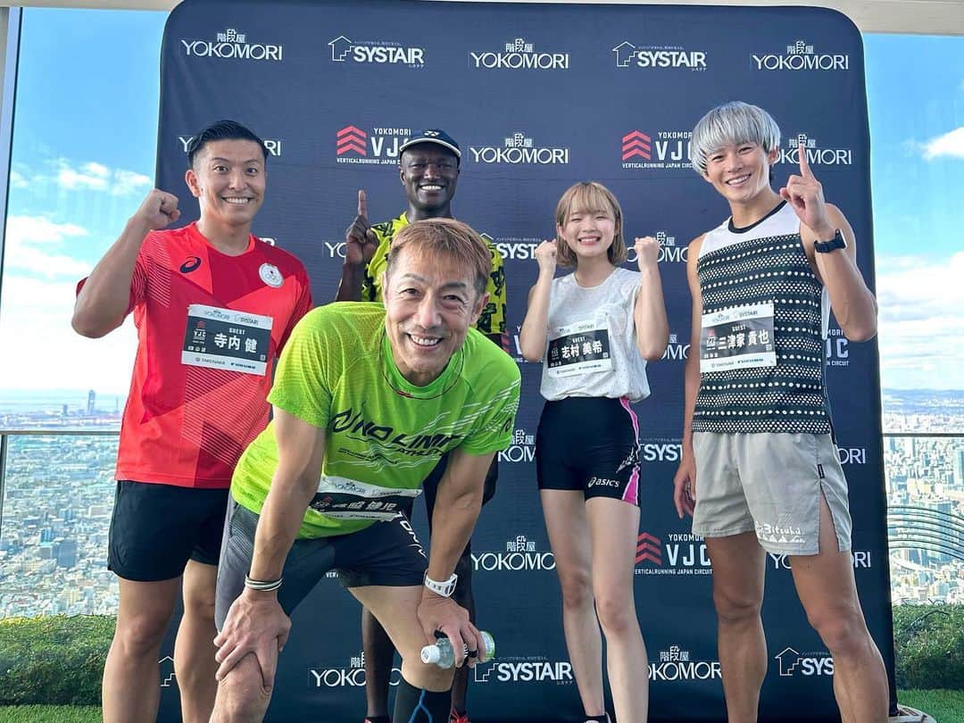 のインスタグラム：「. 今日は階段垂直マラソン！！ 名古屋、東京スカイツリーと挑戦してきて今回が3戦目。 あべのハルカス60階1637段無事登りきりました🙌 タイムは10分30秒で一般男子の部で7位相当でした。 全力を尽くしても気合いをもっと出せればタイム縮められたんじゃないかと思ってもう一度挑戦したくなる… これも平地のランじゃ味わえない階段の魅力なのかなーと実感しました。 またこのキツさから登り終えた後の開放感もたまらなくて階段の沼にハマりそうです… 平地の走力や年齢問わず多くの人が楽しめるこの階段垂直マラソンにみんなもぜひチャレンジしてみてね〜！！☝️ #階段垂直マラソン #重力に抗え #VJC大阪大会 #あべのハルカス #大阪 #天王寺」