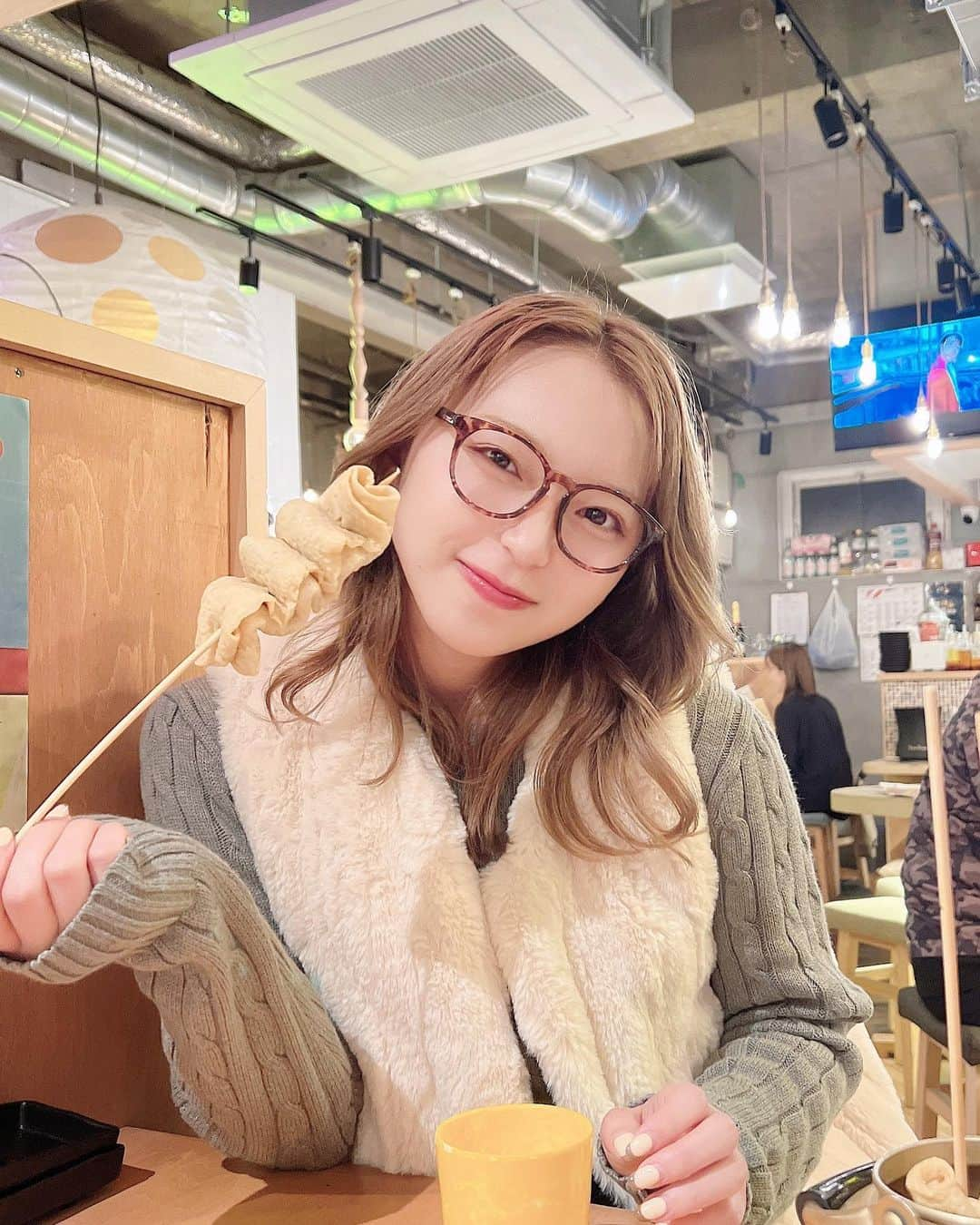 塩川莉世のインスタグラム：「韓国おでんみんな食べたことある？ 日本のおでんよりちょっぴりスパイシーでとにかく味付け最高なの🫶🏻 新大久保で食べれるからみんないってみてね☺︎ . . #新大久保グルメ #新大久保カフェ #韓国コーデ #韓国おでん #韓国横丁 #新大久保ランチ #新大久保食べ歩き #新大久保韓国料理 #먹스타그램 #먹스타그램🍴 #맛집 #먹방 #고등학생 #고등학생코디 #학생 #학생코디 #코덕 #코덕스타그램 #뷰티스타그램 #겨울네일」