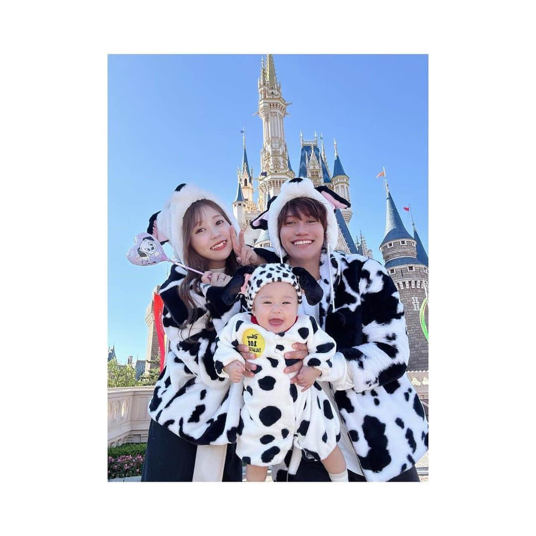 まういさんのインスタグラム写真 - (まういInstagram)「ルーナちゃん初ディズニーランド🏰 花鈴ちゃんが過去にやってた中で俺が大好きだった  #101匹わんちゃん の #バウンドコーデ をやりました😘笑  気温も過ごしやすくて最初から最後までストレスなく 楽しみちぎった1日だったな〜  前回のシーは真夏日でルーナのためにほぼマーメイドラグーン で過ごしてたのに比べて、アトラクションたくさん乗れたし パレードも最前で見たり美女と野獣エリアにある大好きな ショー(プリンセス3人の掛け合いのところは毎回涙でマスク 濡らします)も良席で見れてマジで幸せな1日だった。  ルーナグズらんしミルクと離乳食と💩のタイミングも完璧 すぎて何一つ予定が狂わなかったのでほんといい子。  今までとは違ってアトラクションやショーを自分で楽しむだけ じゃなくて、ルーナの反応を見て楽しんでたマウ花鈴でした🥰 いや〜それにしてもルーナ声かけられ過ぎ🤥 次はなんのコーデで行こうかね〜  #101匹わんちゃんコーデ #ディズニーコーデ #dハロ #ディズニーハロウィン #7ヶ月ベビー #赤ちゃんコーデ #ディズニーランド」11月6日 21時50分 - mauie_cayton