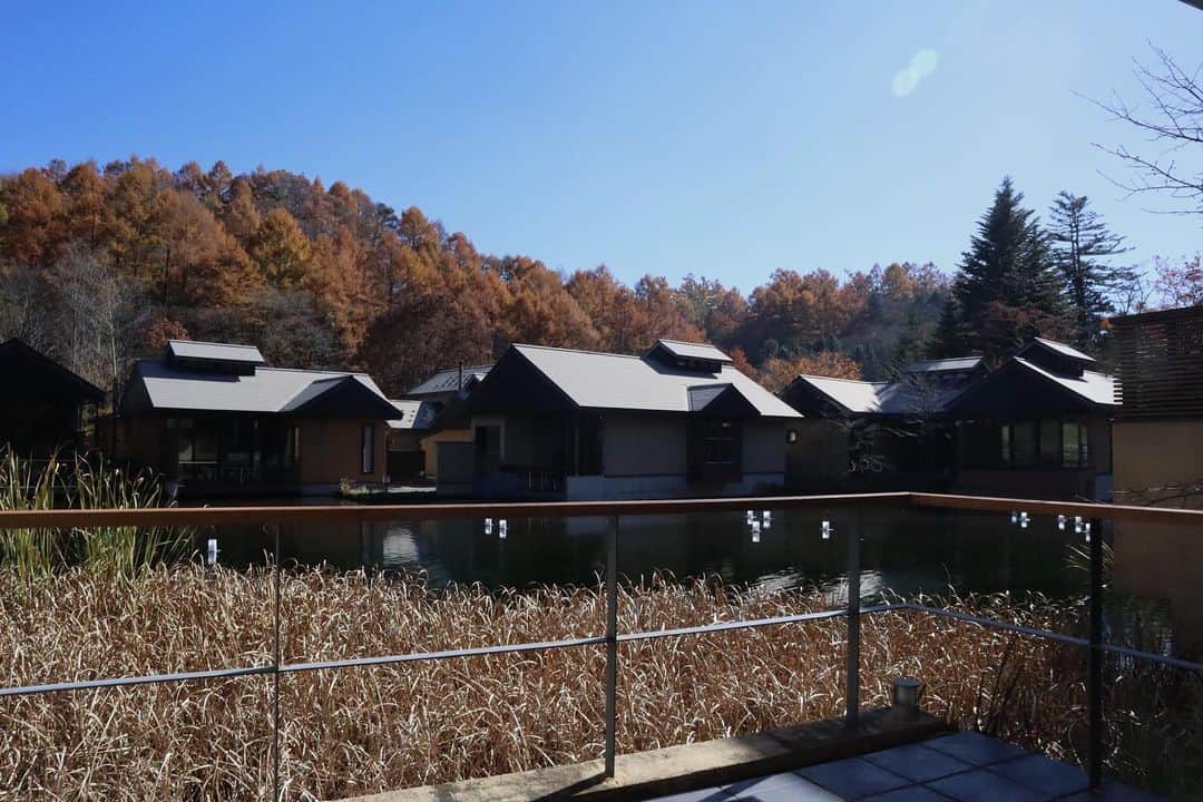 佐藤涼実のインスタグラム：「星のや 軽井沢 広大な自然に癒されたパワースポット 早朝の曇りのない青空と澄んだ空気がとても神秘的   どこか懐かしさを感じて 両親を連れてまた来たいなと思える場所でした   100点満点💙」