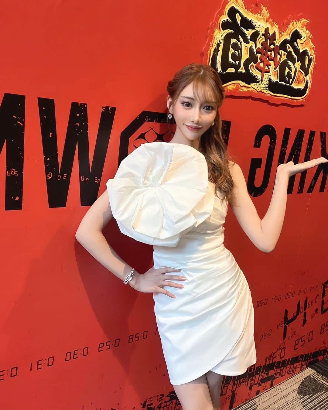 明日花キララのインスタグラム：「BreakingDown6 メインコメンテーターを務めました🎤  試合の前にたくさん勉強してから観れたので とても楽しめました👏🏻👏🏻  それぞれの1分間のストーリーをプロの解説を隣で聞きながらの目の前での観戦は贅沢過ぎて仕事を忘れ見入ってしまいました🙇🏼‍♀️  ゆうた @yuta_misaki 負けたらロールスくれるって約束してたけど勝って本当によかった🥰👏👏👏」