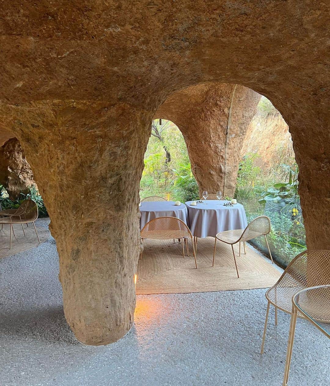 みさきさんのインスタグラム写真 - (みさきInstagram)「1万年前からありそうで 1万年後もありそうなレストラン⋆☽   本当に洞窟にいるような空間でした🫧  #onepiece #frayid  #洞窟レストラン」11月6日 22時07分 - misaki.official