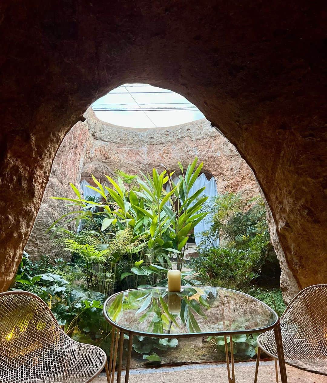 みさきさんのインスタグラム写真 - (みさきInstagram)「1万年前からありそうで 1万年後もありそうなレストラン⋆☽   本当に洞窟にいるような空間でした🫧  #onepiece #frayid  #洞窟レストラン」11月6日 22時07分 - misaki.official