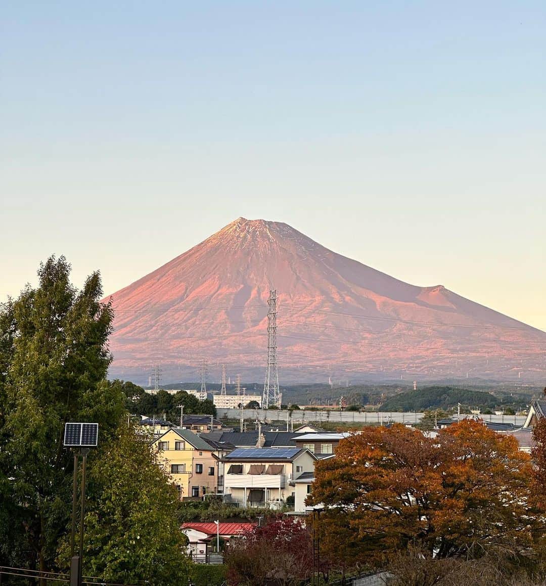 佐野恭平のインスタグラム：「久しぶりに実家に帰ったんだけど、富士山が綺麗に見えてて、時間によって表情が変わるからついつい撮ってたやつ。こんなに存在感ある山って改めてすごいなーって思うけど、住んでる頃は毎日目にしてて気づけなかったな。笑  #静岡県 #富士山 #mtfuji #さわやか」