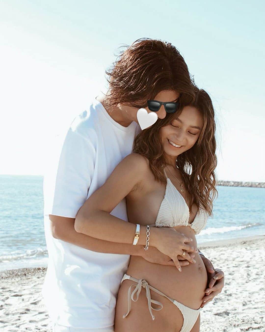 のインスタグラム：「Baby is here…👶🏼💕  この度新しい命を授かりました💛  ありがたいことに初期の悪阻もほとんどなく 現在7ヶ月に入りました!!  安定期に入ってから胎動も感じ、ぽこぽこ動く赤ちゃんが毎日愛おしい♡!!  やっと報告できたのでこれからいっぱいマタニティ載せてこーっと✌︎💛 あと4ヶ月のマタニティ生活楽しみます🍼💕  #妊娠報告#24w#マタニティ#maternitylife」