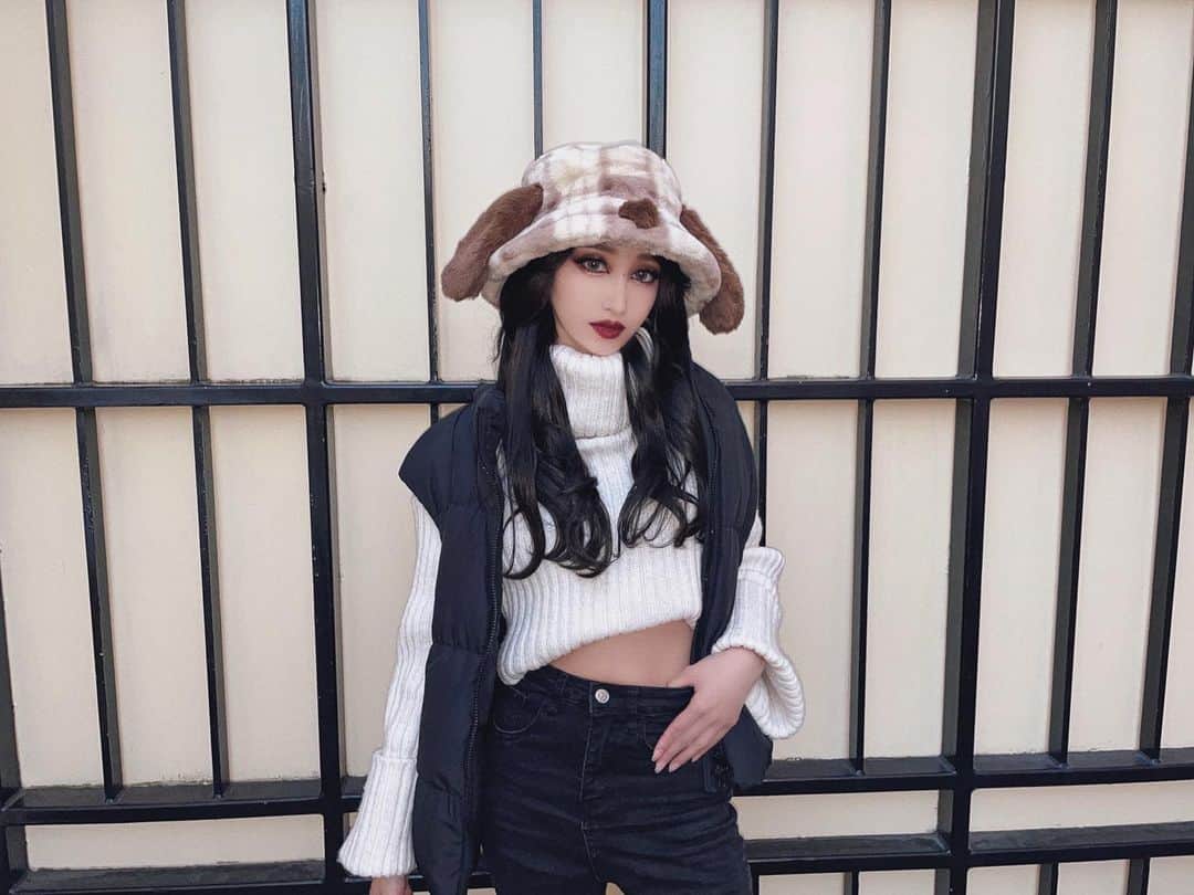 okamotosayaka のインスタグラム：「🐾🐶🍪 . . . . . . . . . #usj#universalstudiosjapan#fashion#downvest#code#snoopy#blackhair#longhair#makeup#ootd#usjコーデ#ユニバ#ユニバコーデ#ユニバハロウィン#ダウンベスト#ニット#黒髪#ユニバカチューシャ#ホラナイ#ファッション#スヌーピー#スヌーピーコーデ」