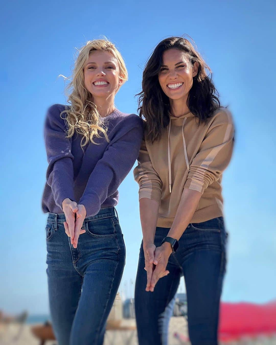 バール・パリーのインスタグラム：「The amount of fun had (& teeth exposed 😂😁) working with @danielaruah 👆  And TONIGHT’s episode is even more special, as I *finally!!! 🎉* got to be directed by this talented human.  Don’t miss, all new @ncisla on @cbstv 🎬🎞 #NCISLA」