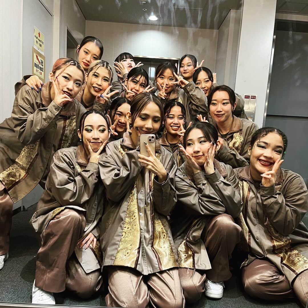 Kahonnaさんのインスタグラム写真 - (KahonnaInstagram)「🏆CAM'ROC🥇2022 WINNER🏅 KahonnaClass優勝🏆🥇🔥  本当にありがとうございました。 本当に嬉しくてまだまだ実感が湧きません。。 この期間、毎日この作品で頭がいっぱいで 【来年は絶対優勝しよう】とみんなと約束して一年  こんなにもレベルが高い中トップバッターで 不安ばかりでしたが優勝できたこと、心から嬉しいです。  15人全員が揃ってステージに立てること 最後まで強い気持ちで踊り切れること。  心で伝えること、心で踊ること勝ち負け意識ではなく 感謝を一番の意識に。一人じゃなくてみんながいること  そんなことを沢山伝えてきて一番の目標の 踊りきることを実現してくれたみんなのおかげで いただけた結果だと痛感しています。  楽しい時間も厳しい時間も切磋琢磨し 家族のように沢山過ごしてきました。  こんなに長年もついてきてくれてる最愛のメンバー おなな、おみほ、さくら、せーな、せな、れね かな、さらら、みっち、ゆめか、りみ、ひかり りの、ゆらの14人が作り上げてくれた作品です。  一人一人が誇りで、私のパワースポットで 落ち込んだ時も、みんなにあったら全て吹き飛んで みんなが私の背中を押してくれて 笑顔を作ってくれて、意欲を沸かせてくれて 私を、作品を、支えてくれました。 みんなのおかげで、今の私がいます。  自分のスタイルを貫いてきてみんなに 向き合ってぶつかってみんなも逃げずに 沢山向き合ってくれました。  人を自分のことのように思えること 誰でもできそうでできない当たり前を みんながしてくれるから、私も 変わらないものを大切にできています。  これは紛れもなく私ではなく、みんながくれた優勝です。  愛に溢れ暖かく、人を心から想い、まっすぐすぎる 世界一のメンバーに出会えた私は本当に幸せ者です。  いただいた優勝を無駄にせず、精進していきます！ 関係者の皆様、本当にありがとうございました。😢❤︎  #CAMUROC#Kahonna#hiphop#WINNER#tobenwigwe」11月6日 22時55分 - kahonnaaaa