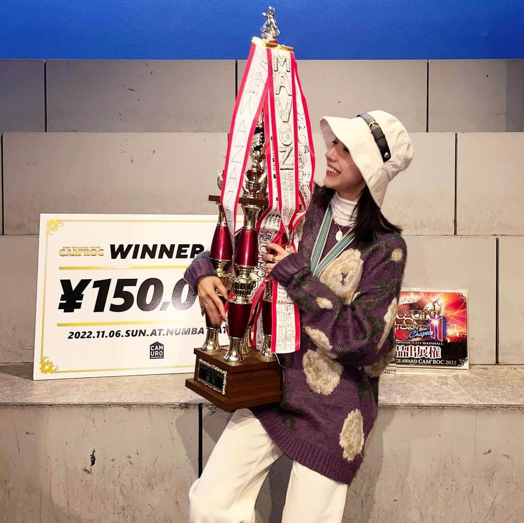 Kahonnaさんのインスタグラム写真 - (KahonnaInstagram)「🏆CAM'ROC🥇2022 WINNER🏅 KahonnaClass優勝🏆🥇🔥  本当にありがとうございました。 本当に嬉しくてまだまだ実感が湧きません。。 この期間、毎日この作品で頭がいっぱいで 【来年は絶対優勝しよう】とみんなと約束して一年  こんなにもレベルが高い中トップバッターで 不安ばかりでしたが優勝できたこと、心から嬉しいです。  15人全員が揃ってステージに立てること 最後まで強い気持ちで踊り切れること。  心で伝えること、心で踊ること勝ち負け意識ではなく 感謝を一番の意識に。一人じゃなくてみんながいること  そんなことを沢山伝えてきて一番の目標の 踊りきることを実現してくれたみんなのおかげで いただけた結果だと痛感しています。  楽しい時間も厳しい時間も切磋琢磨し 家族のように沢山過ごしてきました。  こんなに長年もついてきてくれてる最愛のメンバー おなな、おみほ、さくら、せーな、せな、れね かな、さらら、みっち、ゆめか、りみ、ひかり りの、ゆらの14人が作り上げてくれた作品です。  一人一人が誇りで、私のパワースポットで 落ち込んだ時も、みんなにあったら全て吹き飛んで みんなが私の背中を押してくれて 笑顔を作ってくれて、意欲を沸かせてくれて 私を、作品を、支えてくれました。 みんなのおかげで、今の私がいます。  自分のスタイルを貫いてきてみんなに 向き合ってぶつかってみんなも逃げずに 沢山向き合ってくれました。  人を自分のことのように思えること 誰でもできそうでできない当たり前を みんながしてくれるから、私も 変わらないものを大切にできています。  これは紛れもなく私ではなく、みんながくれた優勝です。  愛に溢れ暖かく、人を心から想い、まっすぐすぎる 世界一のメンバーに出会えた私は本当に幸せ者です。  いただいた優勝を無駄にせず、精進していきます！ 関係者の皆様、本当にありがとうございました。😢❤︎  #CAMUROC#Kahonna#hiphop#WINNER#tobenwigwe」11月6日 22時55分 - kahonnaaaa