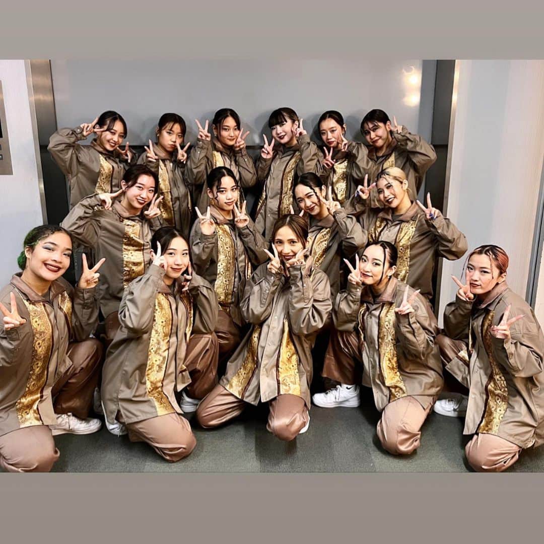 Kahonnaさんのインスタグラム写真 - (KahonnaInstagram)「🏆CAM'ROC🥇2022 WINNER🏅 KahonnaClass優勝🏆🥇🔥  本当にありがとうございました。 本当に嬉しくてまだまだ実感が湧きません。。 この期間、毎日この作品で頭がいっぱいで 【来年は絶対優勝しよう】とみんなと約束して一年  こんなにもレベルが高い中トップバッターで 不安ばかりでしたが優勝できたこと、心から嬉しいです。  15人全員が揃ってステージに立てること 最後まで強い気持ちで踊り切れること。  心で伝えること、心で踊ること勝ち負け意識ではなく 感謝を一番の意識に。一人じゃなくてみんながいること  そんなことを沢山伝えてきて一番の目標の 踊りきることを実現してくれたみんなのおかげで いただけた結果だと痛感しています。  楽しい時間も厳しい時間も切磋琢磨し 家族のように沢山過ごしてきました。  こんなに長年もついてきてくれてる最愛のメンバー おなな、おみほ、さくら、せーな、せな、れね かな、さらら、みっち、ゆめか、りみ、ひかり りの、ゆらの14人が作り上げてくれた作品です。  一人一人が誇りで、私のパワースポットで 落ち込んだ時も、みんなにあったら全て吹き飛んで みんなが私の背中を押してくれて 笑顔を作ってくれて、意欲を沸かせてくれて 私を、作品を、支えてくれました。 みんなのおかげで、今の私がいます。  自分のスタイルを貫いてきてみんなに 向き合ってぶつかってみんなも逃げずに 沢山向き合ってくれました。  人を自分のことのように思えること 誰でもできそうでできない当たり前を みんながしてくれるから、私も 変わらないものを大切にできています。  これは紛れもなく私ではなく、みんながくれた優勝です。  愛に溢れ暖かく、人を心から想い、まっすぐすぎる 世界一のメンバーに出会えた私は本当に幸せ者です。  いただいた優勝を無駄にせず、精進していきます！ 関係者の皆様、本当にありがとうございました。😢❤︎  #CAMUROC#Kahonna#hiphop#WINNER#tobenwigwe」11月6日 22時55分 - kahonnaaaa