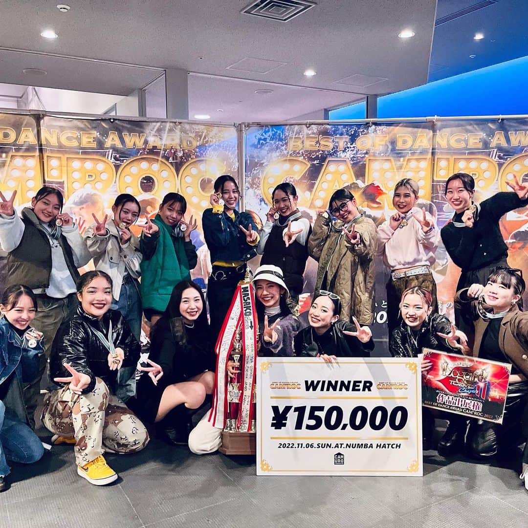 のインスタグラム：「🏆CAM'ROC🥇2022 WINNER🏅 KahonnaClass優勝🏆🥇🔥  本当にありがとうございました。 本当に嬉しくてまだまだ実感が湧きません。。 この期間、毎日この作品で頭がいっぱいで 【来年は絶対優勝しよう】とみんなと約束して一年  こんなにもレベルが高い中トップバッターで 不安ばかりでしたが優勝できたこと、心から嬉しいです。  15人全員が揃ってステージに立てること 最後まで強い気持ちで踊り切れること。  心で伝えること、心で踊ること勝ち負け意識ではなく 感謝を一番の意識に。一人じゃなくてみんながいること  そんなことを沢山伝えてきて一番の目標の 踊りきることを実現してくれたみんなのおかげで いただけた結果だと痛感しています。  楽しい時間も厳しい時間も切磋琢磨し 家族のように沢山過ごしてきました。  こんなに長年もついてきてくれてる最愛のメンバー おなな、おみほ、さくら、せーな、せな、れね かな、さらら、みっち、ゆめか、りみ、ひかり りの、ゆらの14人が作り上げてくれた作品です。  一人一人が誇りで、私のパワースポットで 落ち込んだ時も、みんなにあったら全て吹き飛んで みんなが私の背中を押してくれて 笑顔を作ってくれて、意欲を沸かせてくれて 私を、作品を、支えてくれました。 みんなのおかげで、今の私がいます。  自分のスタイルを貫いてきてみんなに 向き合ってぶつかってみんなも逃げずに 沢山向き合ってくれました。  人を自分のことのように思えること 誰でもできそうでできない当たり前を みんながしてくれるから、私も 変わらないものを大切にできています。  これは紛れもなく私ではなく、みんながくれた優勝です。  愛に溢れ暖かく、人を心から想い、まっすぐすぎる 世界一のメンバーに出会えた私は本当に幸せ者です。  いただいた優勝を無駄にせず、精進していきます！ 関係者の皆様、本当にありがとうございました。😢❤︎  #CAMUROC#Kahonna#hiphop#WINNER#tobenwigwe」