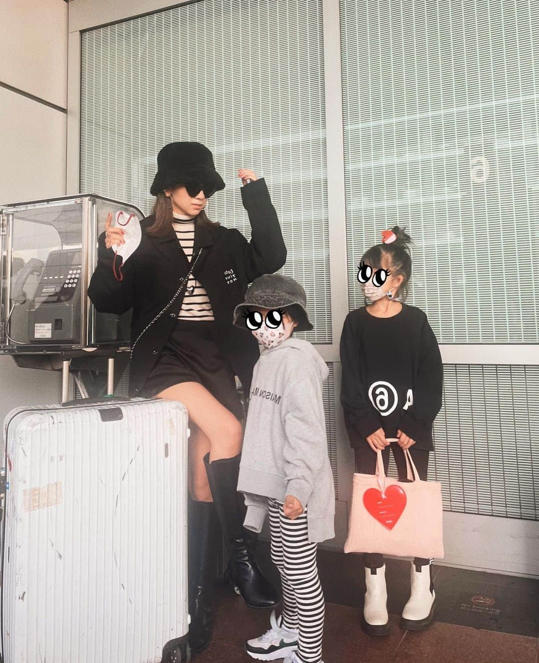 堀江直美さんのインスタグラム写真 - (堀江直美Instagram)「移動day✈️  到着後は🐭にチェンジ！  新作のHATは家族で兼用してます❤️ @hiand_official   #familytime#okinawatrip#家族旅行#子連れ旅#子育て記録#家族写真#女の子ママ#男の子ママ#小学生ママ#キッズファッション#親子コーデ#louisvuitton#マルジェラ#maisonmargiela#バレンシアガ #HIAND#hnbfashion」11月7日 8時24分 - naomiiiiiiiiiiii