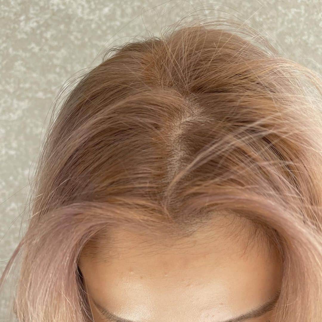 Tomohiro Sasakiさんのインスタグラム写真 - (Tomohiro SasakiInstagram)「シアベージュ✨  ハイトーン王道のカラー 僕が一番好きなベージュです🫣  2ブリーチした髪の毛に淡いグレーとピンクを掛け合わせ🤔  八王子で美意識を、、、モットーに 全力で尽くします✨  #ハイトーンベージュ #ハイトーン #ベージュカラー #ベージュコーデ #カラーレシピ #カラーリング#ボブ#ボブスタイル #八王子 #八王子市 #八王子美容院 #お洒落さんと繋がりたい」11月7日 8時37分 - tomotomo.hair