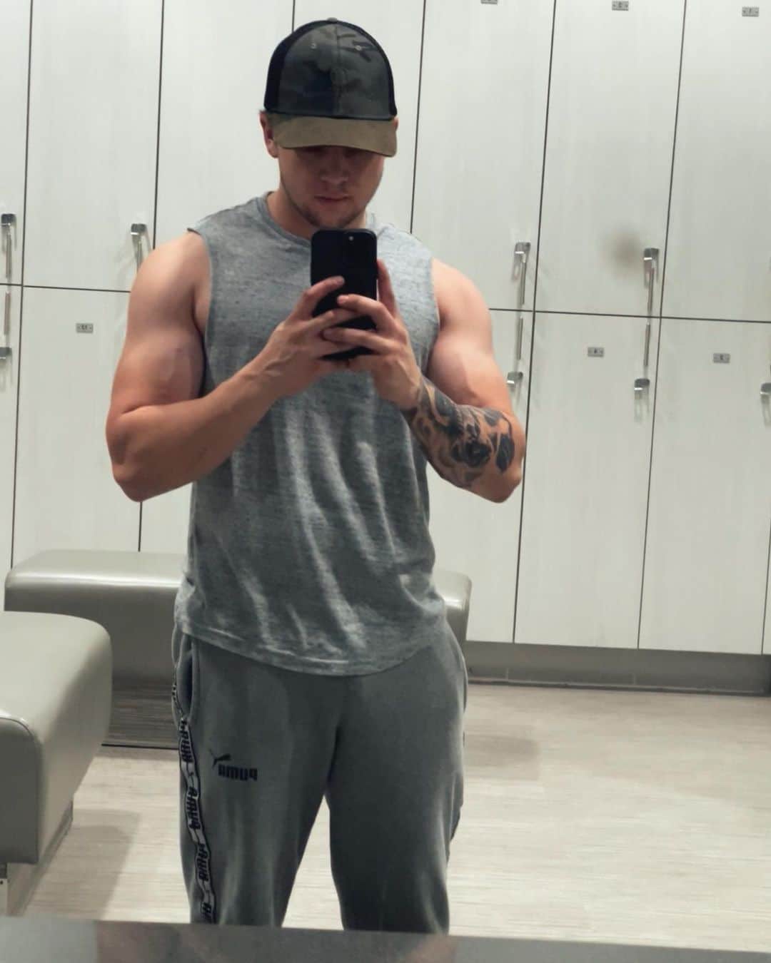 ギャビン・マッキントッシュのインスタグラム：「💪🏼 🧠」