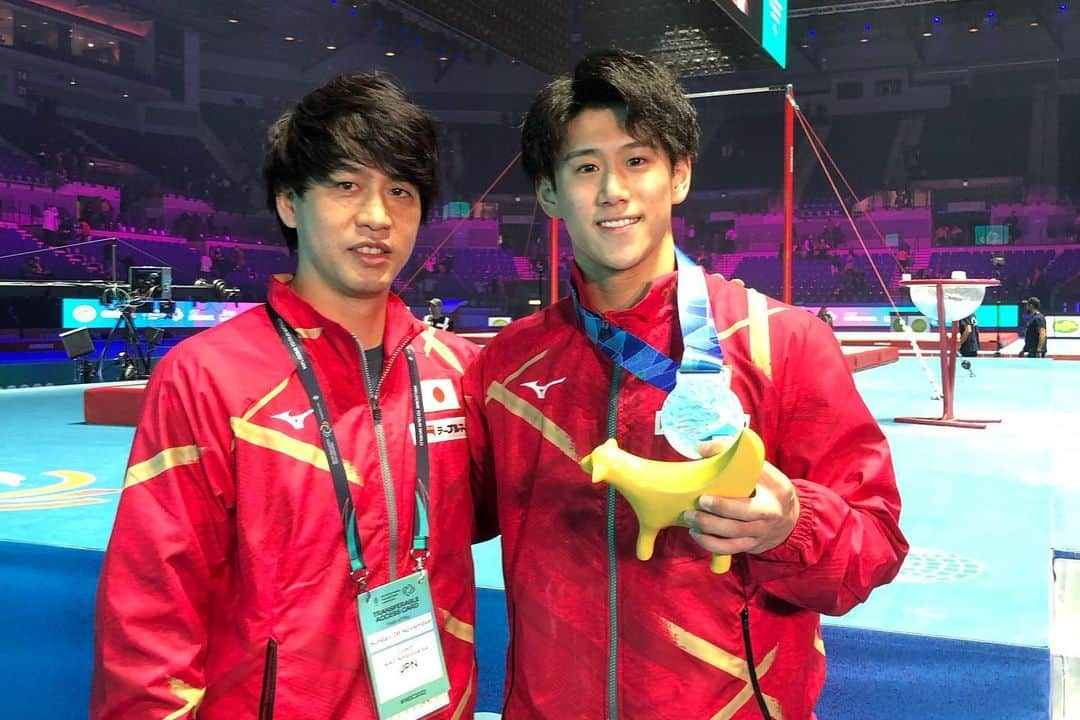 橋本大輝のインスタグラム：「． 世界体操全ての日程が終わりました🥈🥇🥈🥈  種目別では昨日の床と今日の鉄棒において銀メダルを獲得しました。  昨年の東京五輪同様嬉しい結果と悔しい結果が混ざり複雑な気持ちですが、この経験を来年とパリに繋げていきます🇫🇷  ゆっくり体を休めてまた着地の練習頑張ります🛌  応援ありがとうございました！  Good Bye Liverpool👋  @aflosports/ @gymnasticsjapan   写真:アフロスポーツ/JGA   #世界体操 #WGC #Liverpool」