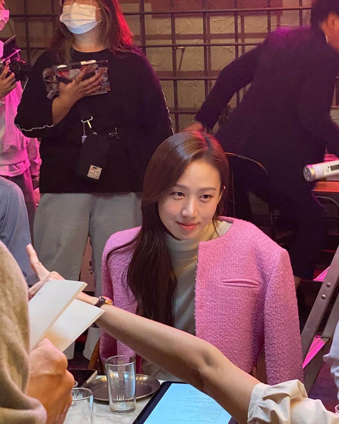 コ・ソンヒのインスタグラム：「안녕, 뜨겁게 사랑한 나의 ”차나래“ 그리고 우리 모두의 전부였던 ”가우스전자“ 💗  저는 아직 온전히 다 보내지 못했지만,  마지막회까지 함께해주신 모든 분들께 정말 감사드립니다..🙏🏻  덕분에 정말 많이 행복했어요 나래로 사는 모든 순간이 제게는 행운이었고 위로였습니다. 벌써 많이 보고싶다구요🤧 ㅅㄹㅎ💋 . .  #goodbye #가우스전자 #차나래」