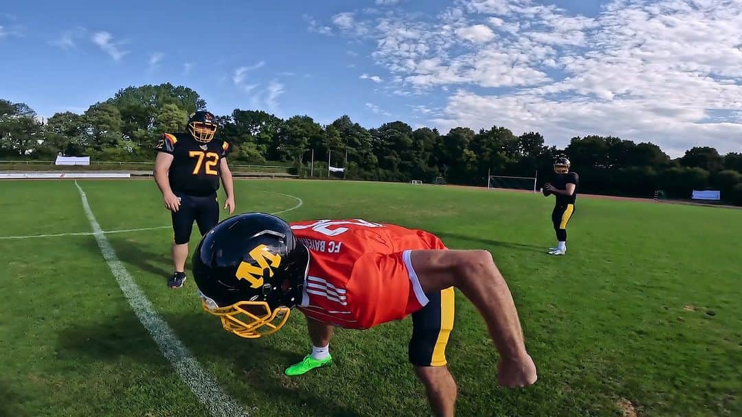トーマス・ミュラーのインスタグラム：「Wie du vielleicht schon mitbekommen hast, habe ich vor ein paar Wochen mit den @munichcowboys gedreht, um die verschiedenen Positionen des American #Football zu erklären.  In dieser Folge könnt ihr beurteilen, ob an mir ein @tombrady, brettfavre oder @joemontana verloren gegangen ist.   Viel Spaß!」