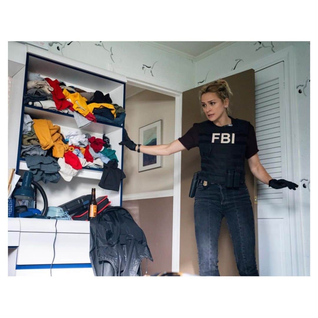 シャンテル・ヴァンサンテンのインスタグラム：「The mystery of where all the missing socks went gets solved tonight @fbicbs *** don’t miss out on a special Sunday episode!!」